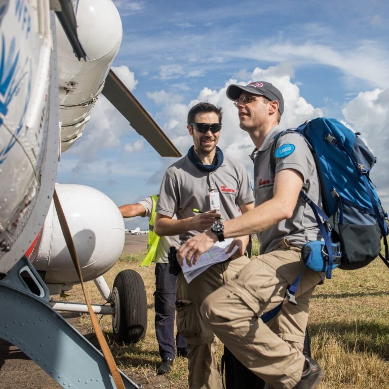 Dr. Patrick Rudolph steigt neben einem weiteren Mann in einen Hubschrauber.